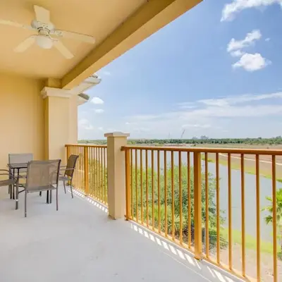 Top-Floor Luxurious LAKEVIEW Condo