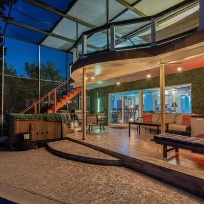 Spacious Lakefront House with Pool