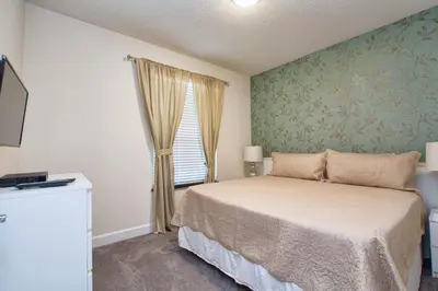 a bedroom with a bed and a window at Silver Creek - 3 Bed Townhouse Wsplashpool-5003Sc in Orlando