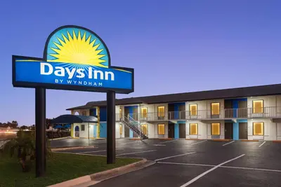 a sign for a days inn by wyndham at Days Inn by Wyndham Apopka/Orlando in Orlando