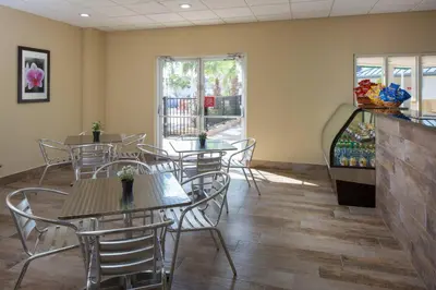 a restaurant with tables and chairs in a room at Four Points by Sheraton Orlando International Drive in Orlando