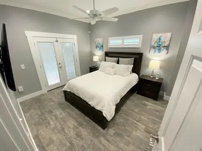 a bedroom with a bed and a ceiling fan at Mickeys Pearl - Phenomenal 7BR with 4 Master Suites Privacy Pool & Hot Tub Gas BBQ - 2 miles to Disney in Orlando