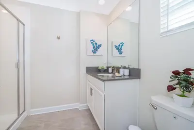 a bathroom with a sink and a mirror at 4393MO TOWNHOUSE 5 BEDROOMS & 4 BATHROOMS + POOL in Kissimmee