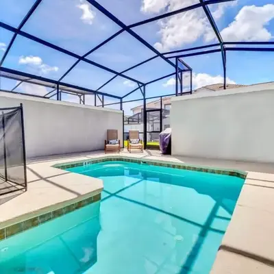 Spacious and Luxurious Home With Splash Pool