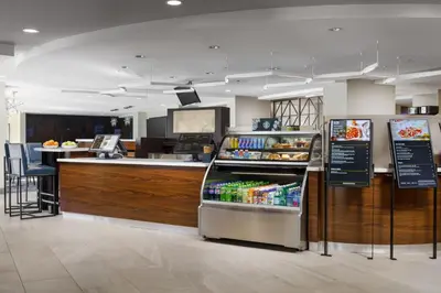 a fast food restaurant with a counter with drinks at Courtyard by Marriott Orlando Downtown in Orlando