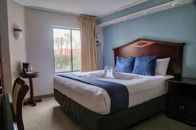 a bedroom with a large bed with a window at Destiny Palms Hotel Maingate West in Kissimmee