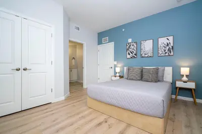 a bedroom with a bed and a blue wall at Modern Resort FREE Waterpark Near Disney 3171 in Kissimmee
