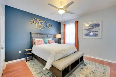 a bedroom with a bed and a blue wall at 15 Mi to Disney Kissimmee Townhome with Patio in Kissimmee