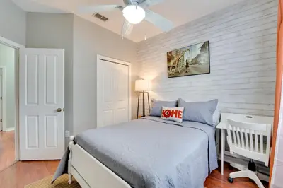 a bedroom with a bed and a white wall at 15 Mi to Disney Kissimmee Townhome with Patio in Kissimmee