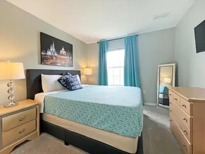 a bedroom with a large bed and a window at Pompano Place townhouse in Kissimmee