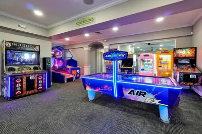 a room with arcade games and a video game at Mickey's Welcome Inn - Closest Resort to Disney in Orlando